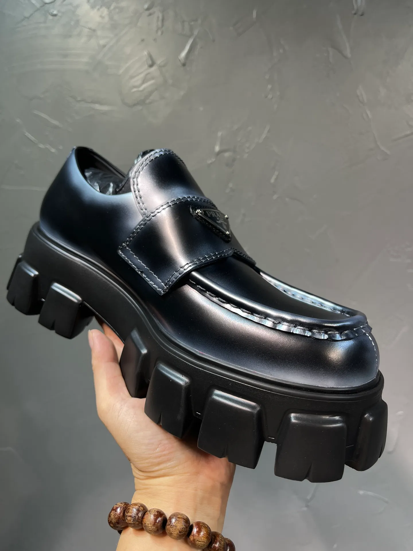 Men's shoes 💰820💰 🔥🔥🔥 Upgraded version of the 2025 new Prada Prada triangular enamel logo, spray-painted two-color round-head loafers, developed one-to-one with the original version, privately opened the outsole one-to-one, the fabric is made of imported open edge beads, lining cowhide, foot-pad cowhide, sole height 5cm, original rubber foam sole, code number 39-46